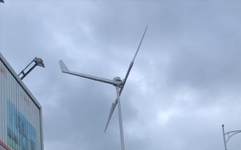 2KW風(fēng)機(jī)直徑7米,年(nián)平均風(fēng)速 5米/秒(miǎo)下(xià)年(nián)發電(diàn)量5000~6000kwh